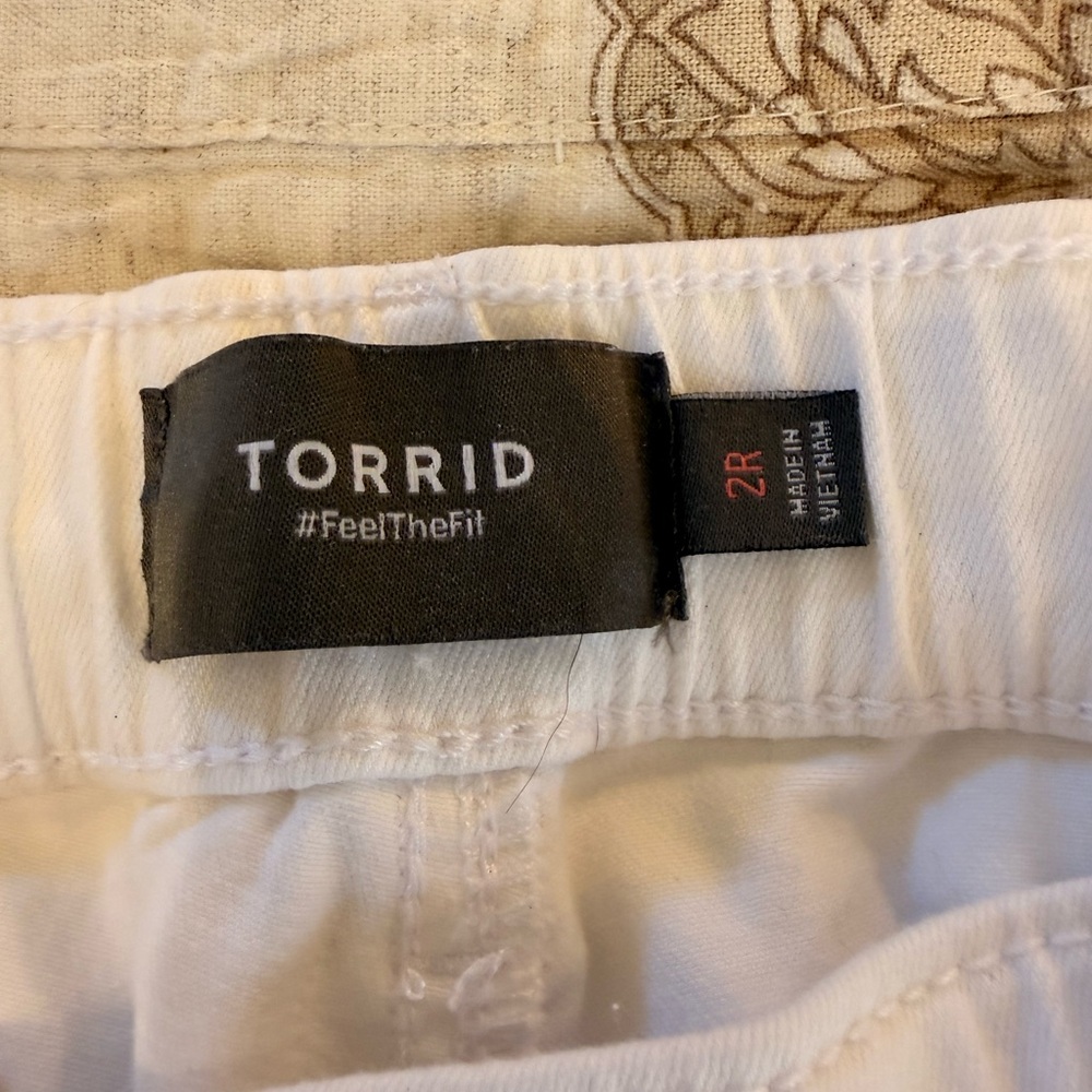 TORRID White jeans size 2R LIKE NEW Weekend Boyfriend Straight Super Soft - Picture 4 of 5